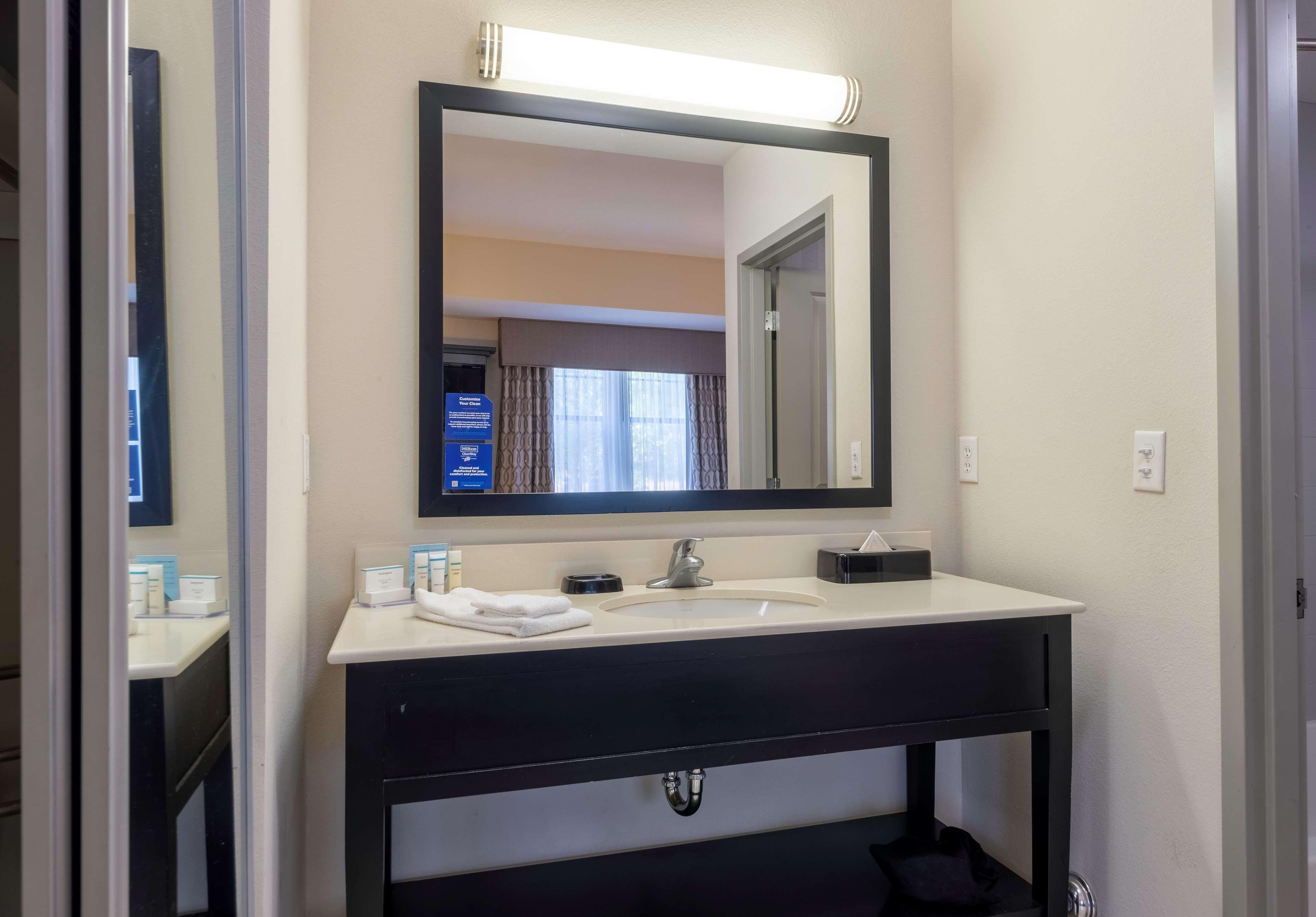 Hampton Inn & Suites Dupont Bagian luar foto