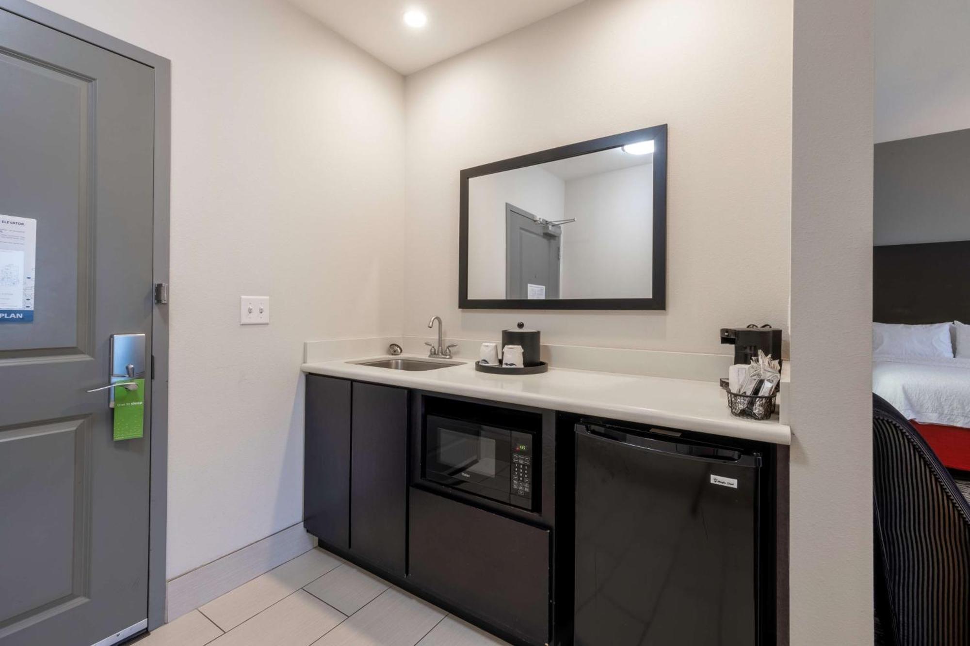 Hampton Inn & Suites Dupont Bagian luar foto