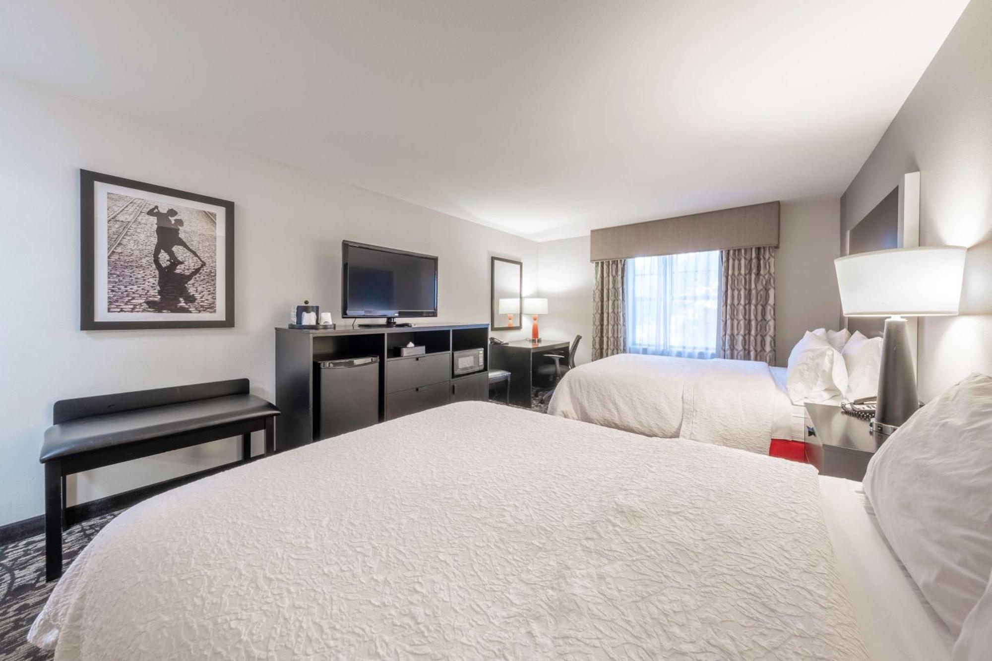 Hampton Inn & Suites Dupont Bagian luar foto