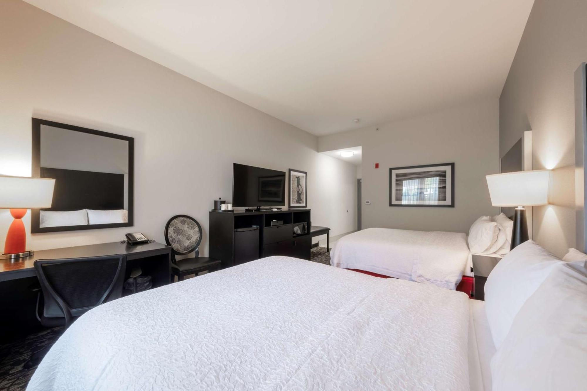 Hampton Inn & Suites Dupont Bagian luar foto